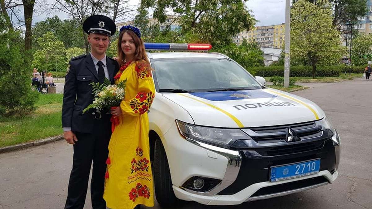 Чувства сильнее войны: полицейский из Каменского женился на своей любимой