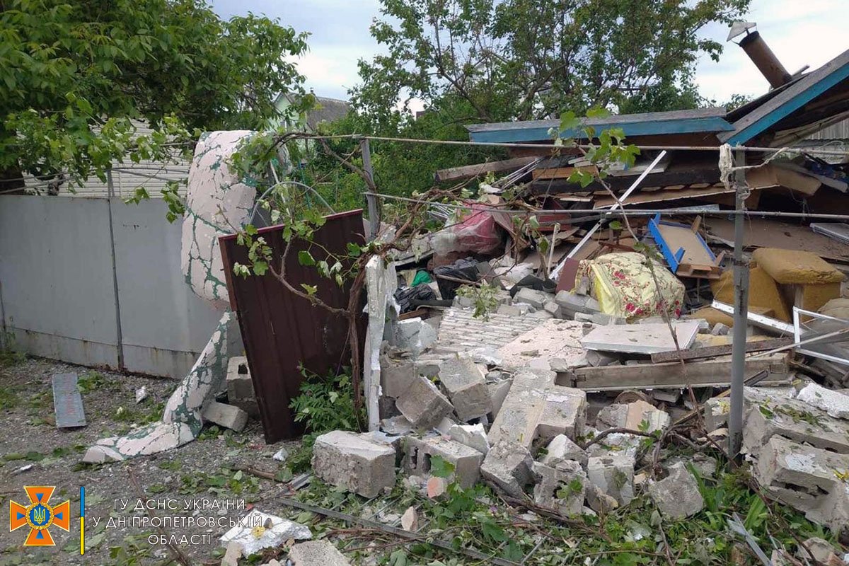 В Днепропетровской области рухнул частный дом: обломками привалило мужчину 1