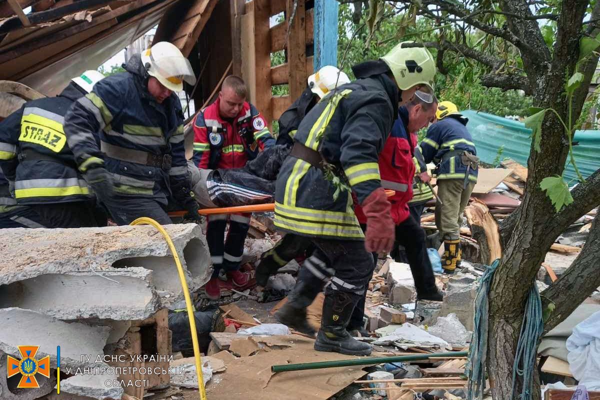 В Днепропетровской области рухнул частный дом: обломками привалило мужчину 5