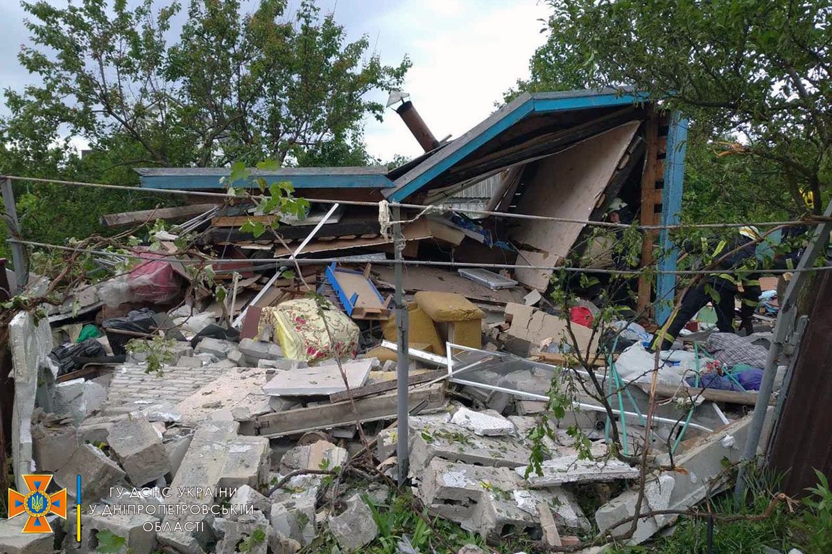 В Днепропетровской области рухнул частный дом: обломками привалило мужчину 7