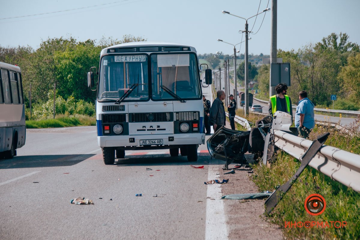 В Братском Lada столкнулась с автобусом и влетела в отбойник 2