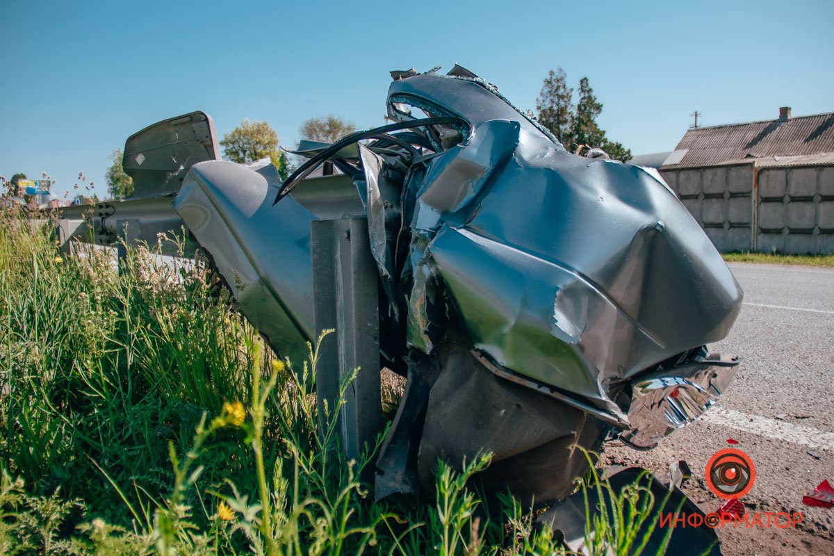 В Братском Lada столкнулась с автобусом и влетела в отбойник 4