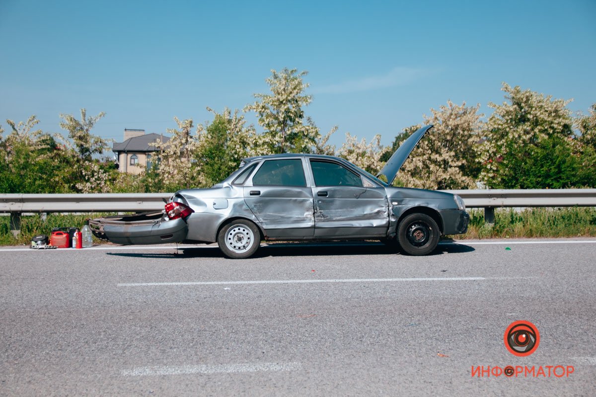В Братском Lada столкнулась с автобусом и влетела в отбойник 5