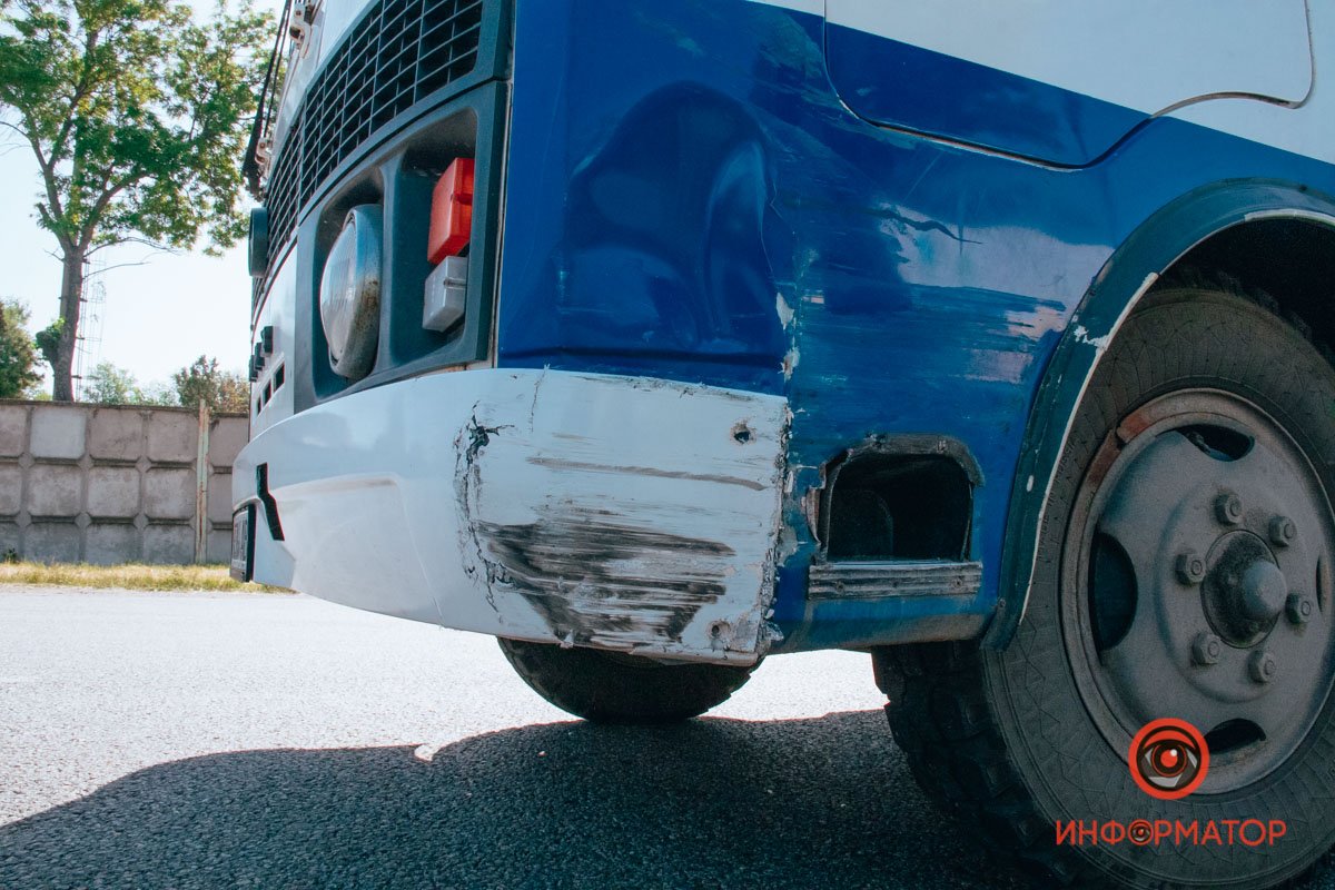 В Братском Lada столкнулась с автобусом и влетела в отбойник 6