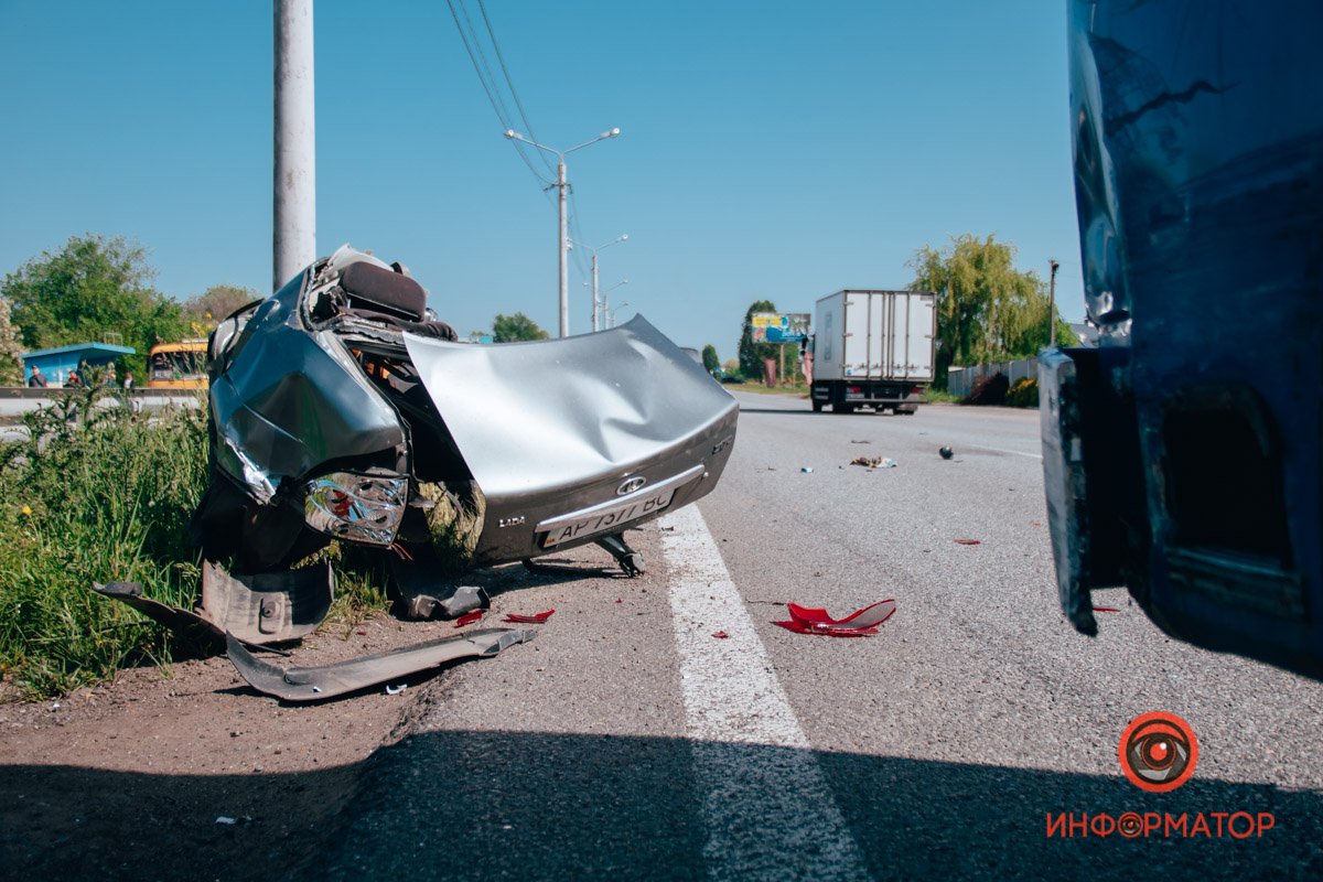 В Братском Lada столкнулась с автобусом и влетела в отбойник 7