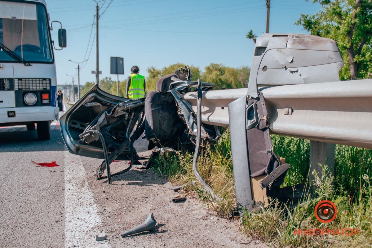 В Братском Lada столкнулась с автобусом и влетела в отбойник 8