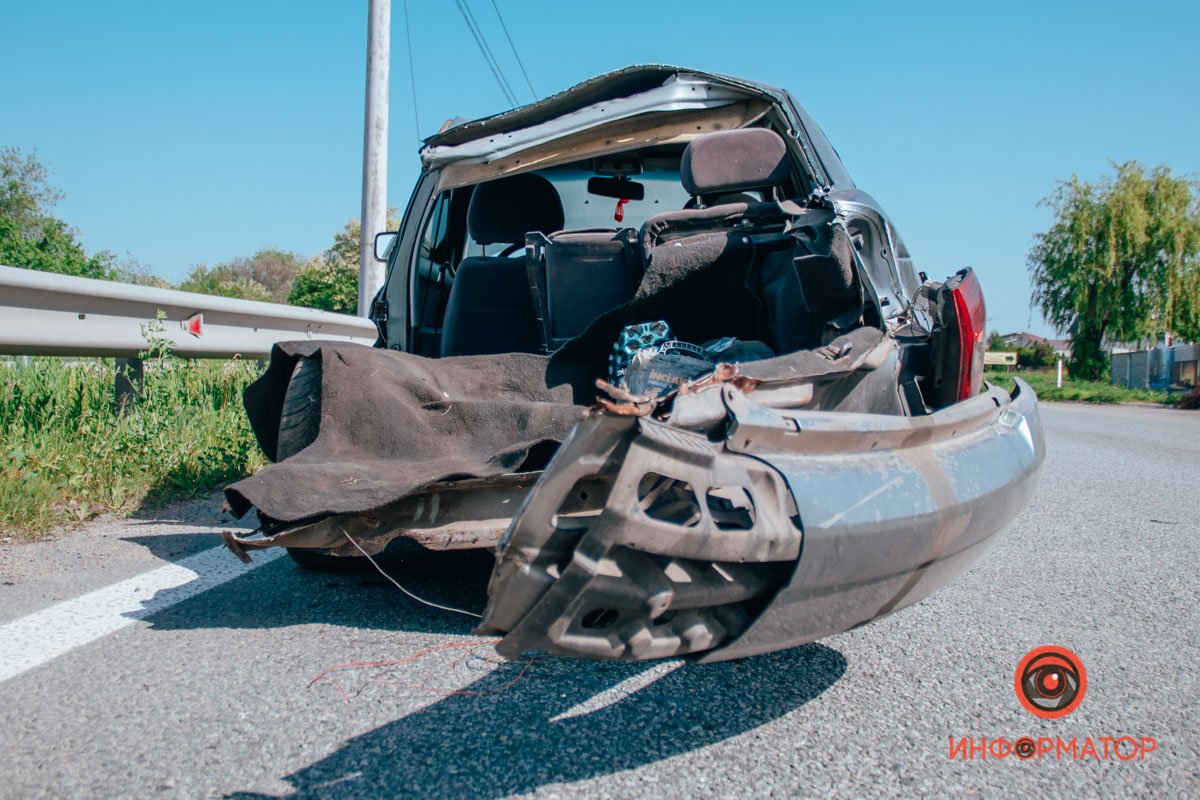 В Братском Lada столкнулась с автобусом и влетела в отбойник 12