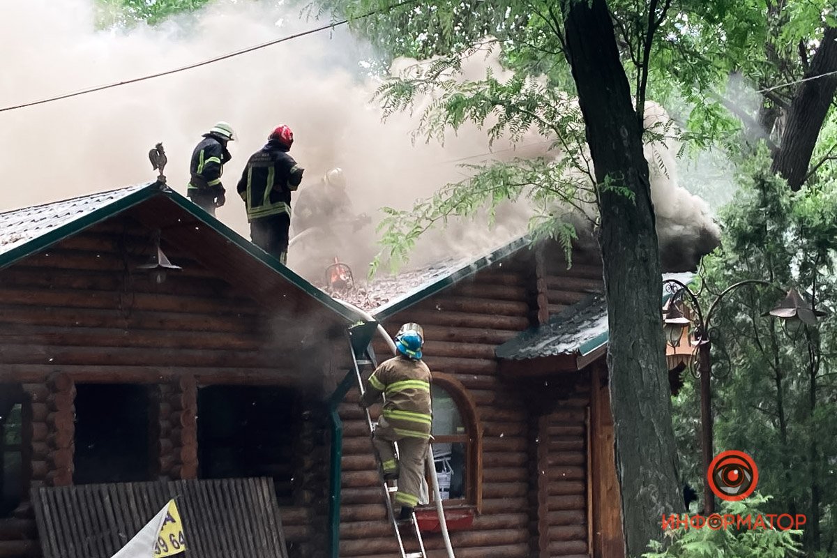 В Днепре в парке Глобы загорелось кафе 1