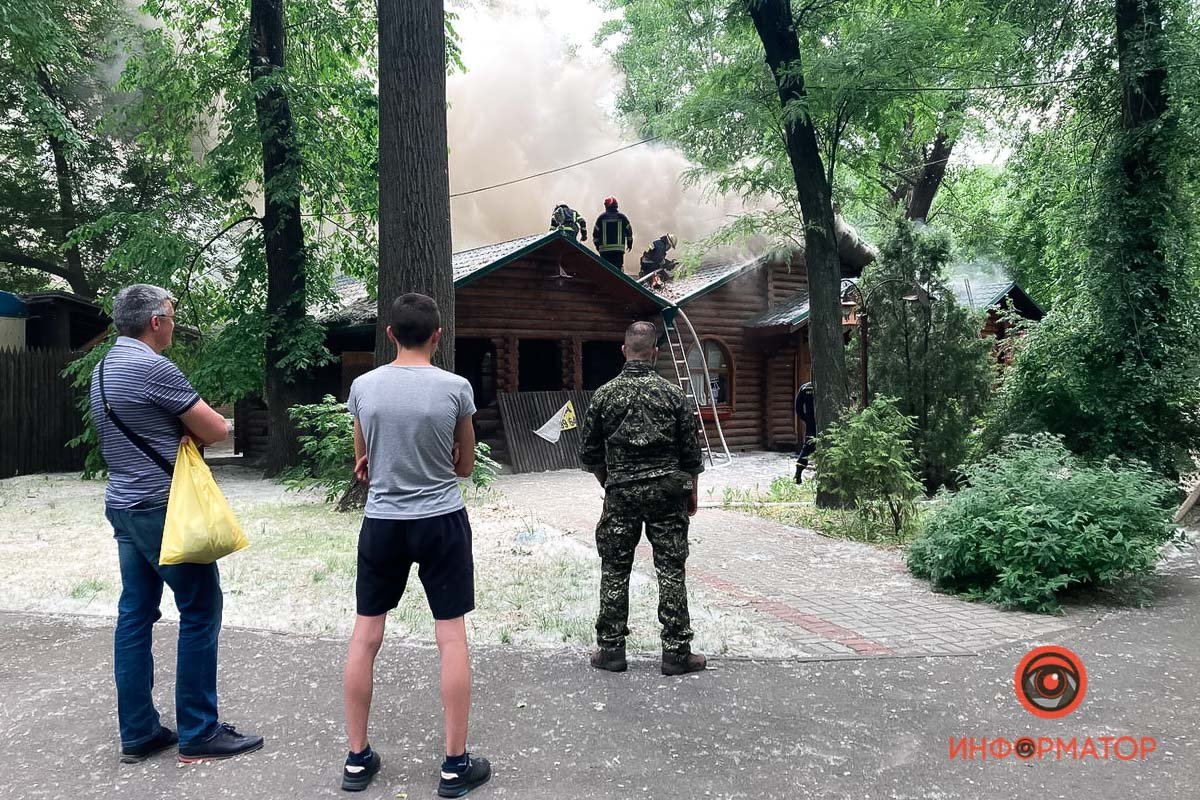 В Днепре в парке Глобы загорелось кафе 2