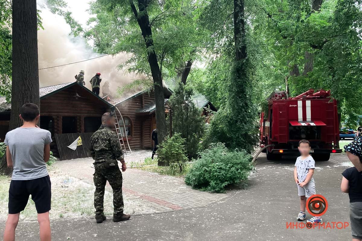 В Днепре в парке Глобы загорелось кафе 3