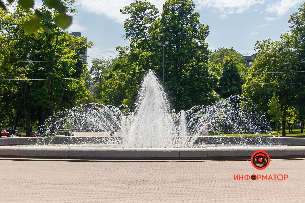 Фонтан в водном "бассейне"