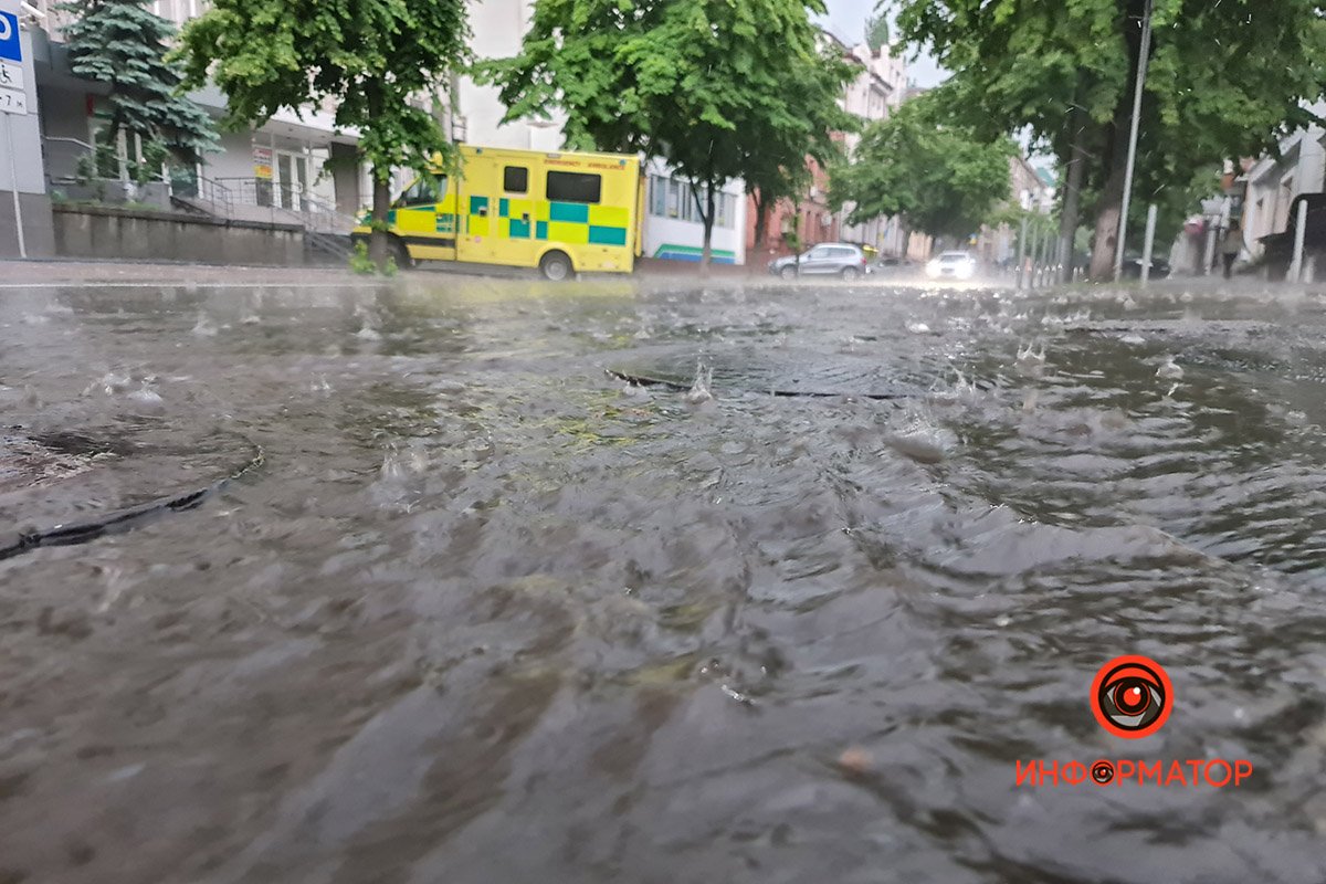 Град, ливень и гром: Днепр в первый день лета накрыла непогода 6
