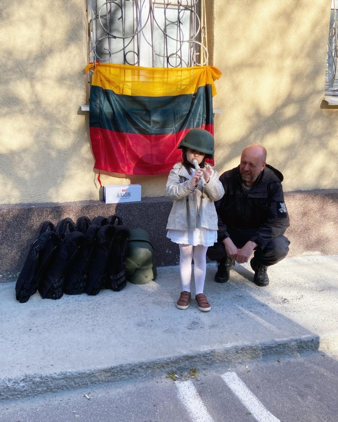 Бронежилеты, коптер и медикаменты: как помогает защитникам девочка, которая играет в центре Днепра на блокфлейте 1