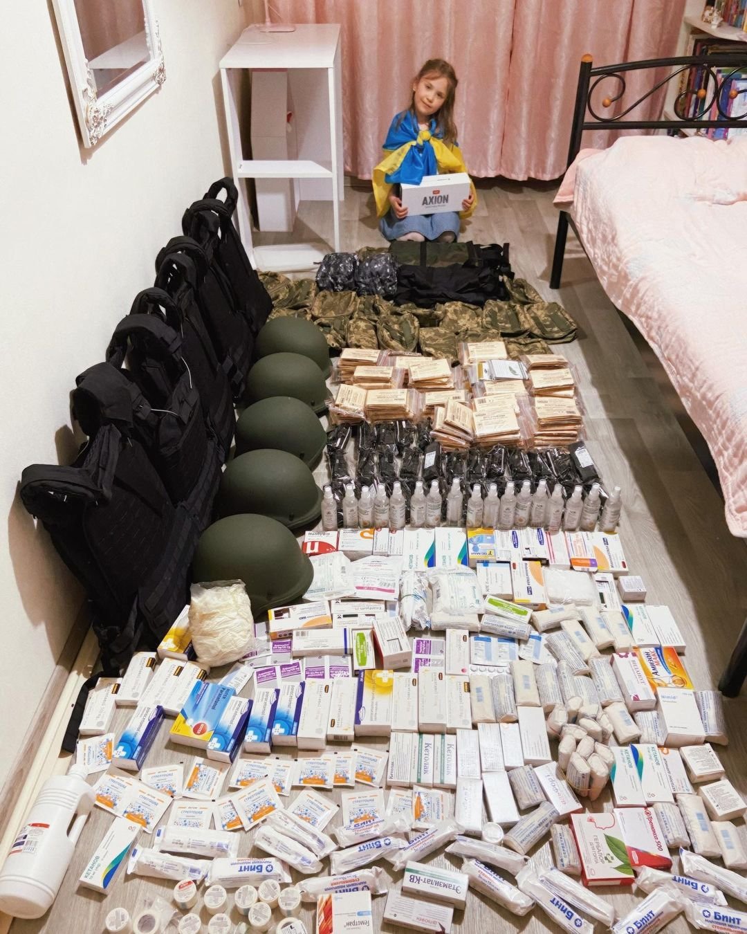 Бронежилеты, коптер и медикаменты: как помогает защитникам девочка, которая играет в центре Днепра на блокфлейте 2