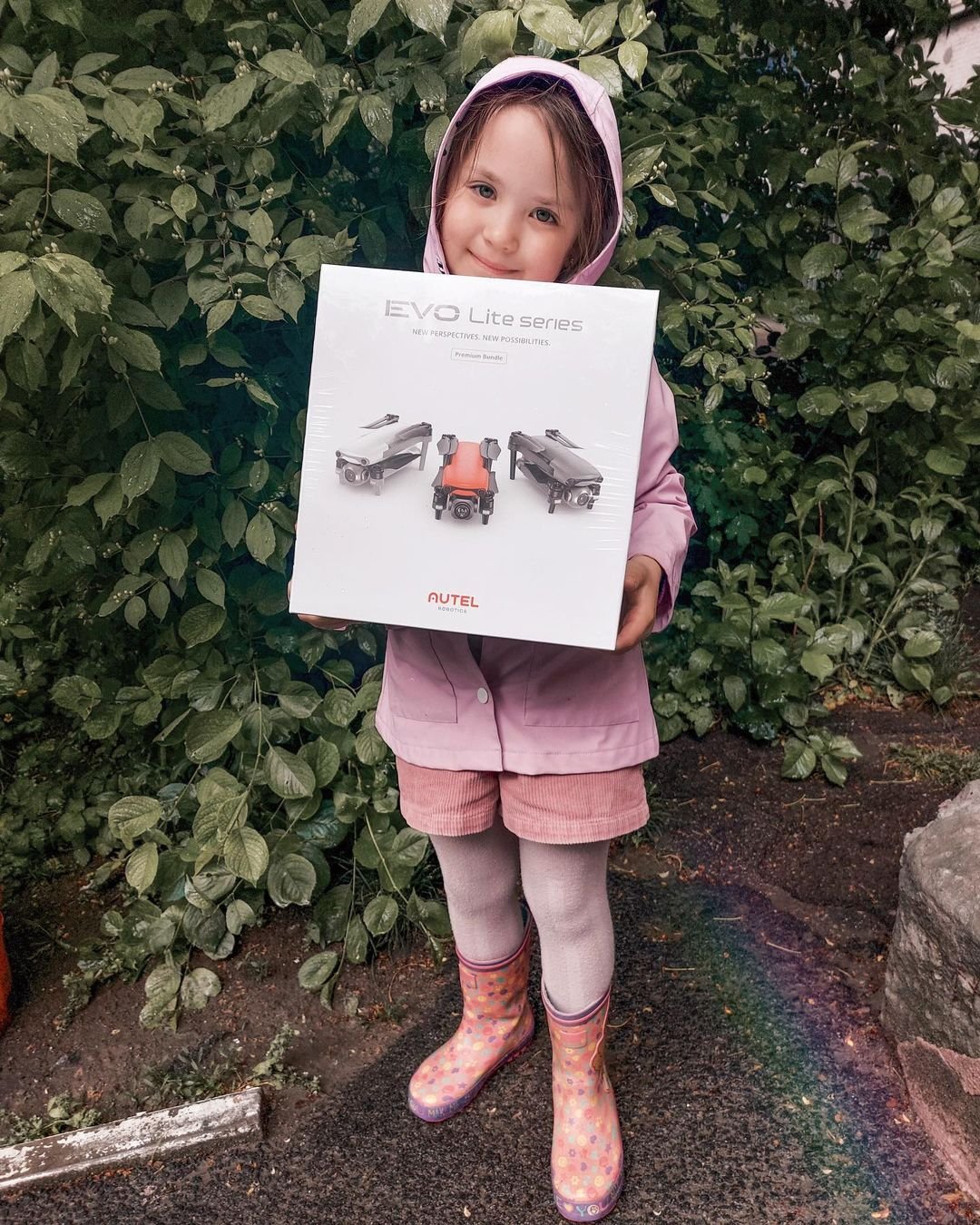 Бронежилеты, коптер и медикаменты: как помогает защитникам девочка, которая играет в центре Днепра на блокфлейте 3