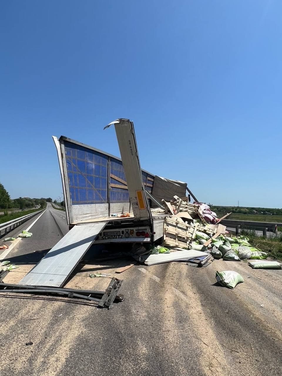 В Днепропетровской области фура врезалась в отбойник и "разложилась" на дороге 1