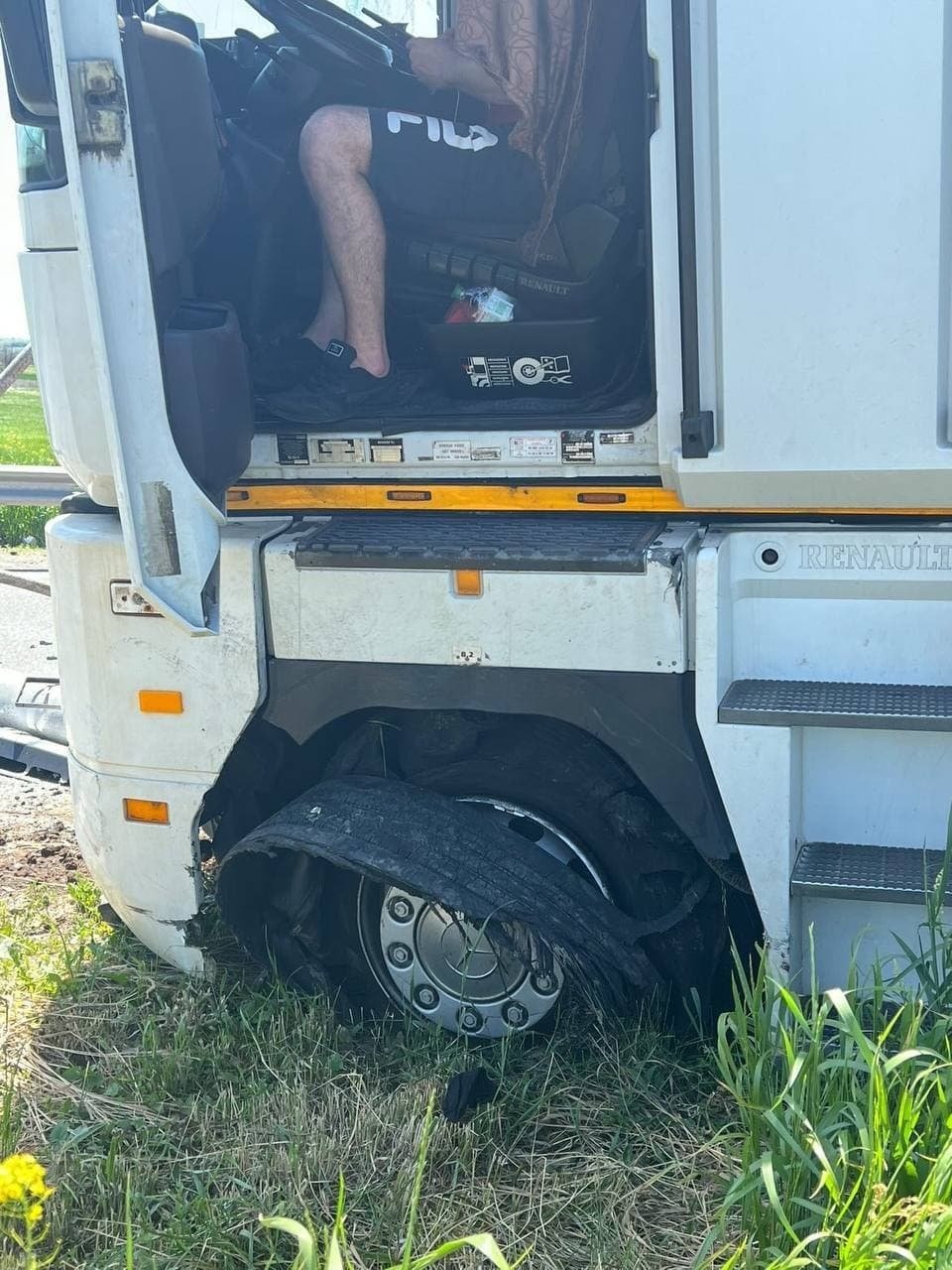 В Днепропетровской области фура врезалась в отбойник и "разложилась" на дороге 2