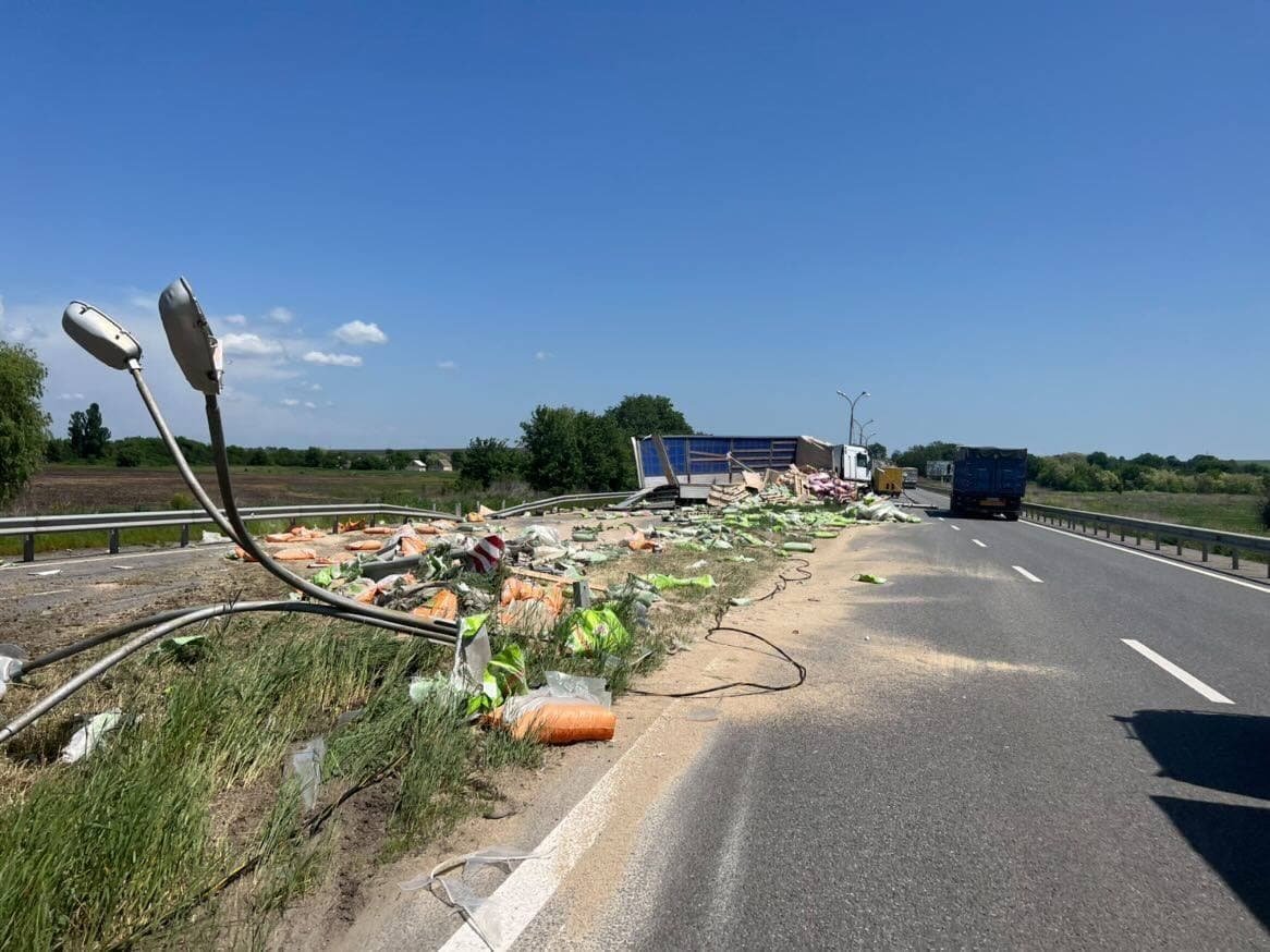 В Днепропетровской области фура врезалась в отбойник и "разложилась" на дороге 3