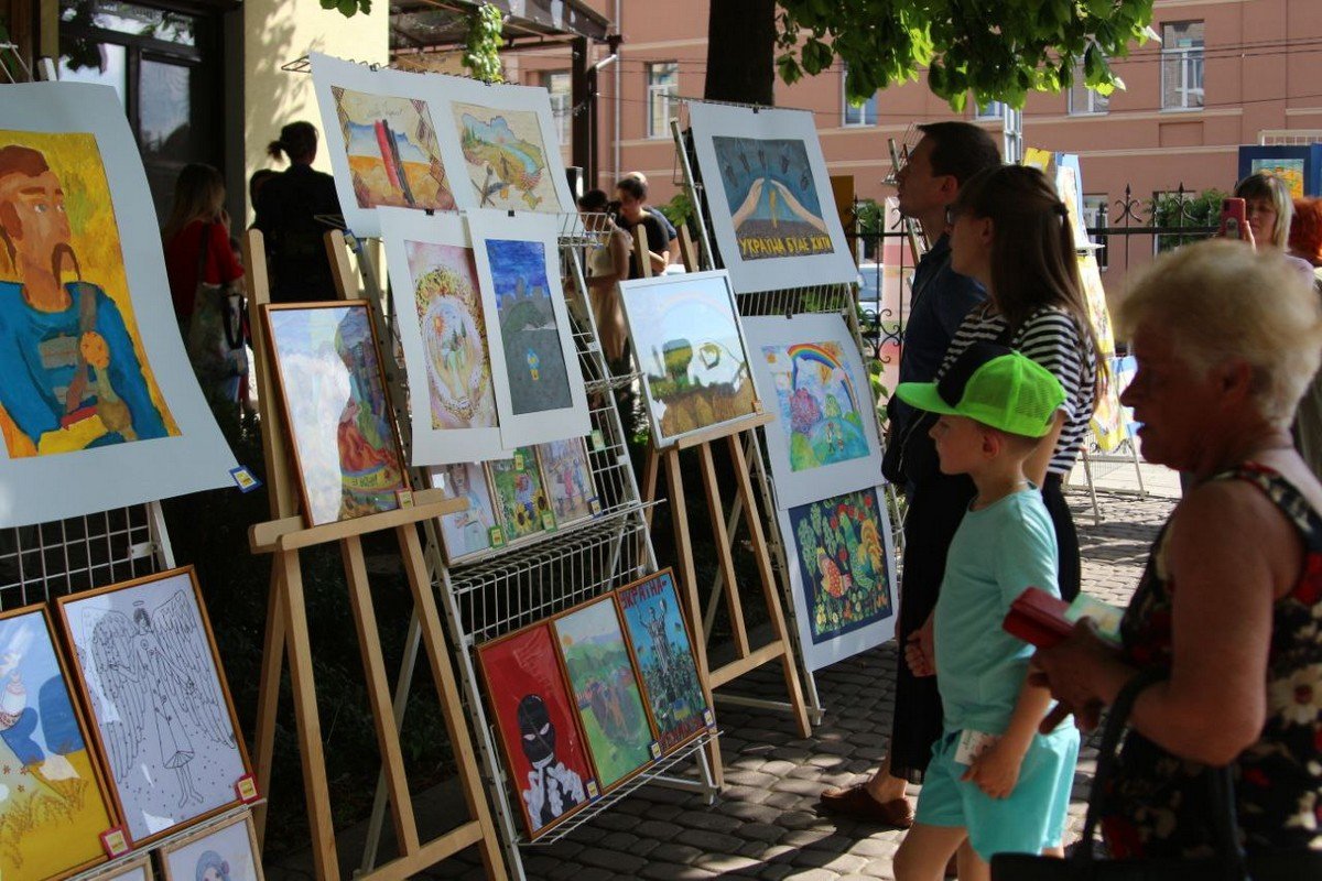 Школьники Днепра собрали 230 тысяч гривен для больниц, в которых лечатся дети переселенцы 3