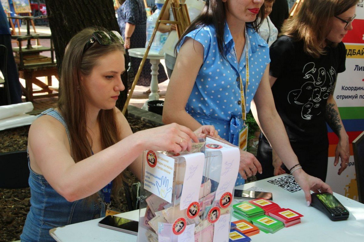 Школьники Днепра собрали 230 тысяч гривен для больниц, в которых лечатся дети переселенцы 12