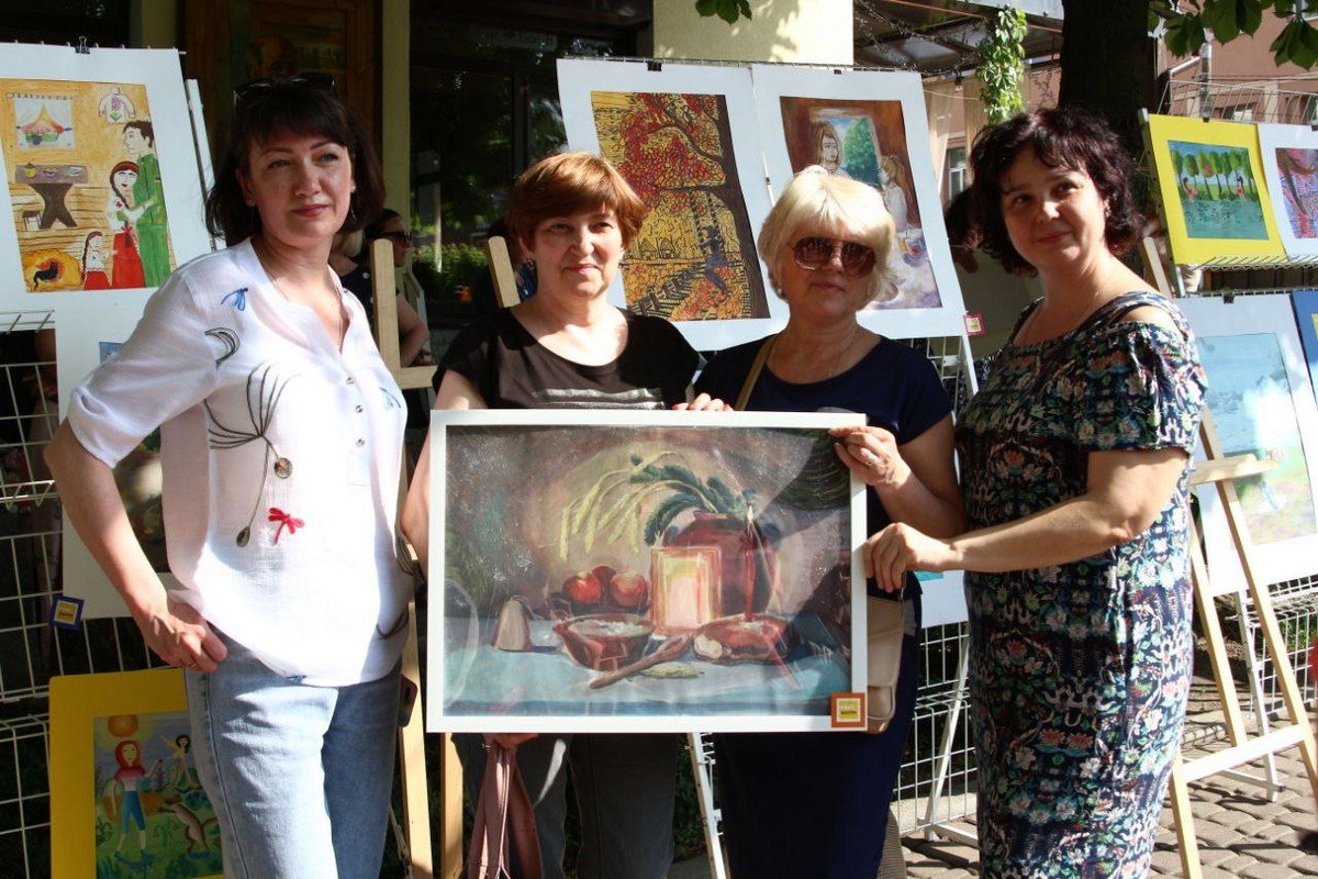 Школьники Днепра собрали 230 тысяч гривен для больниц, в которых лечатся дети переселенцы 15