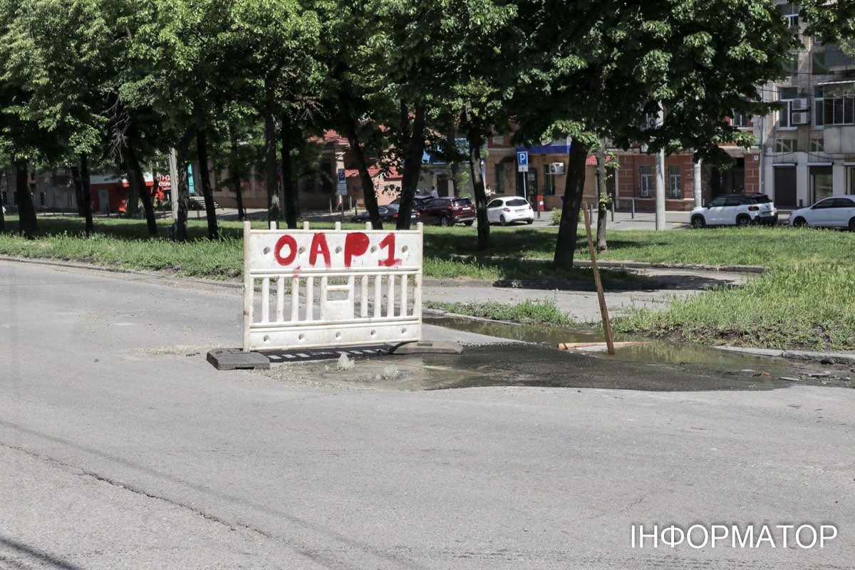 В Днепре на Святослава Хороброго из-под люка бьет ручей 1