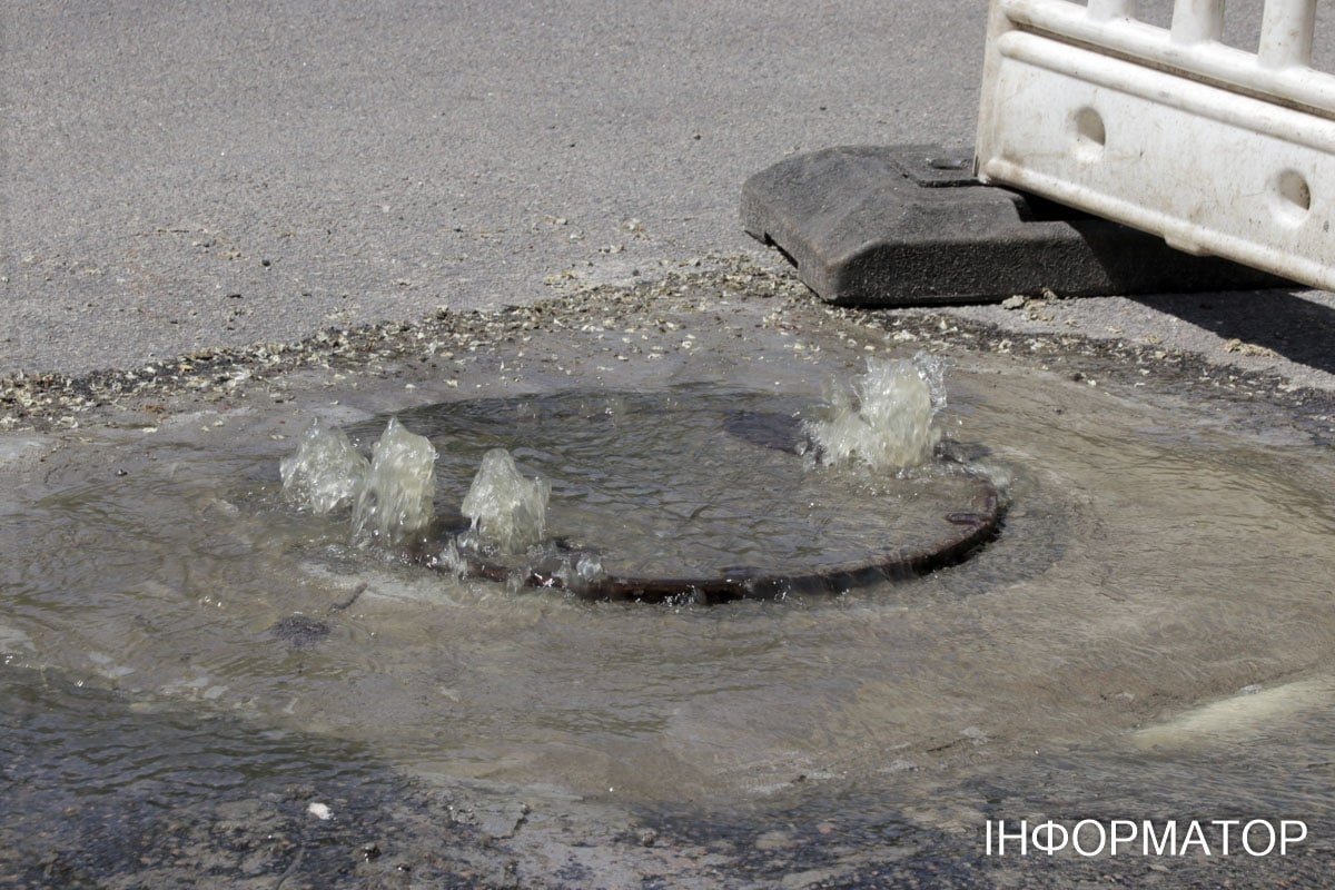 В Днепре на Святослава Хороброго из-под люка бьет ручей 2