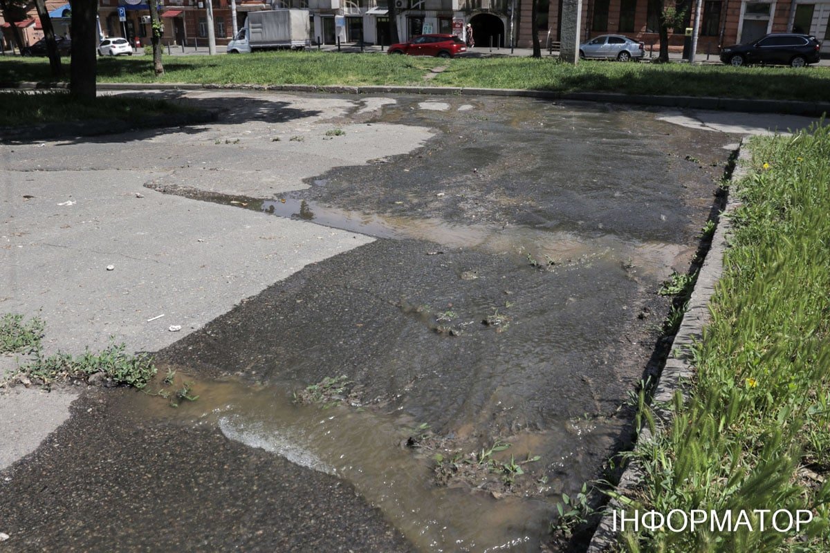 В Днепре на Святослава Хороброго из-под люка бьет ручей 3