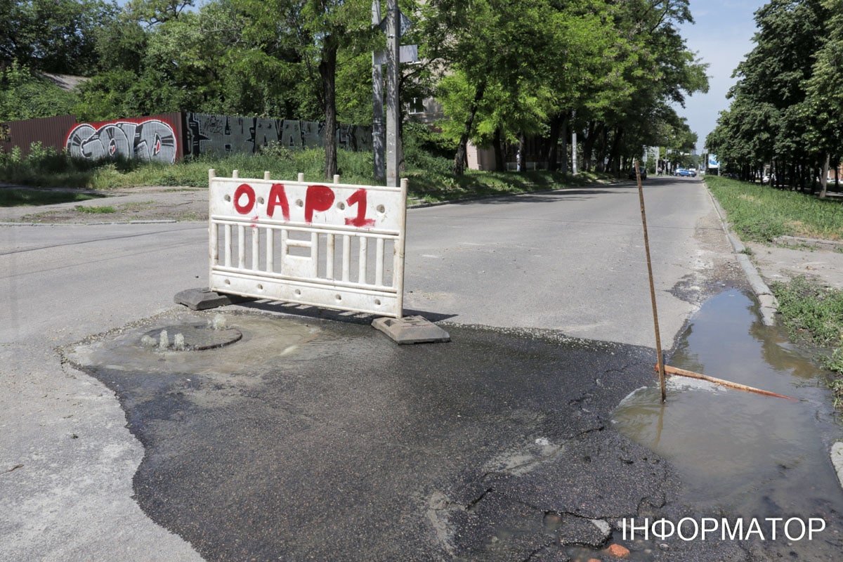 В Днепре на Святослава Хороброго из-под люка бьет ручей 4