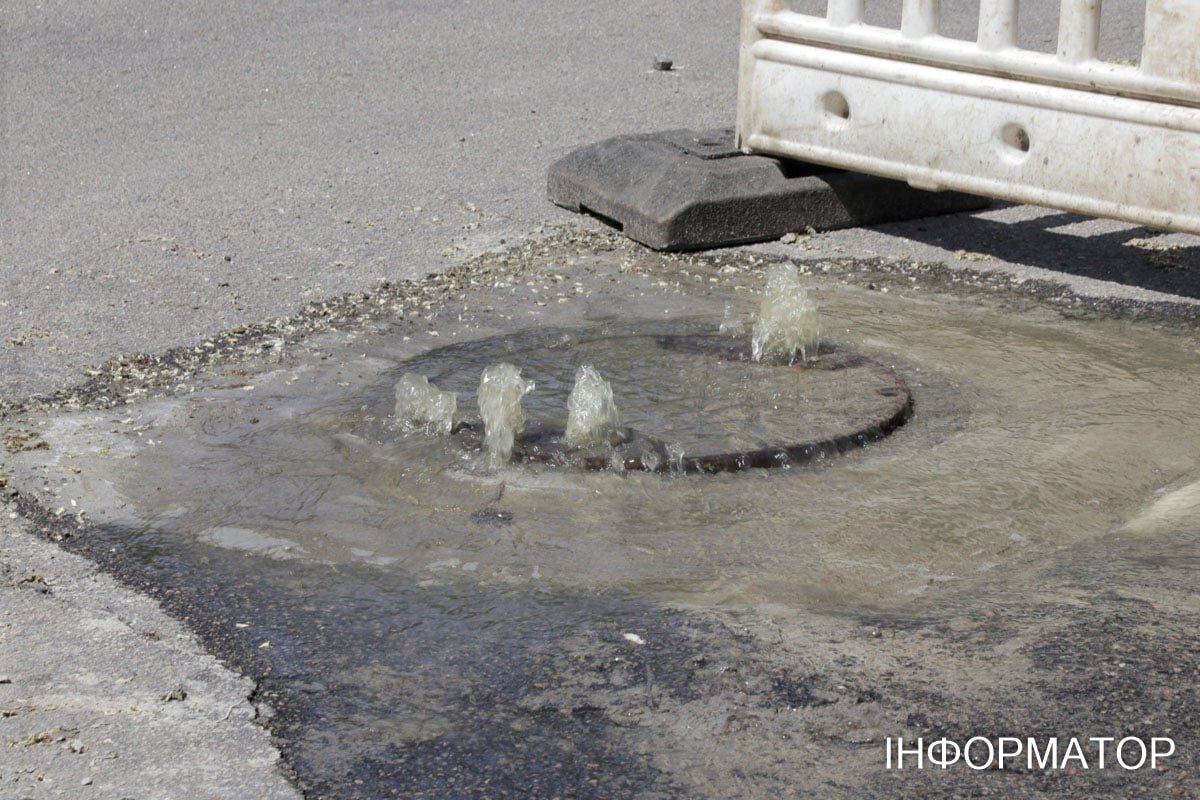 В Днепре на Святослава Хороброго из-под люка бьет ручей 5