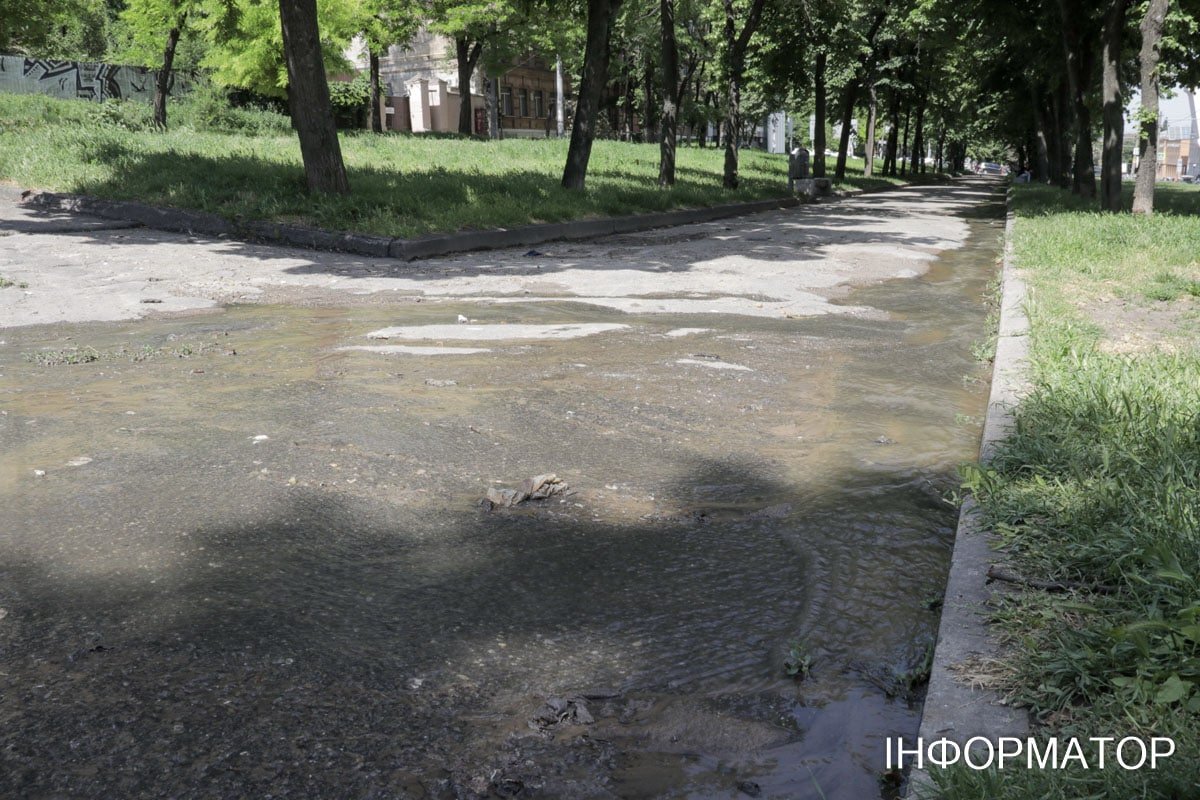 В Днепре на Святослава Хороброго из-под люка бьет ручей 6