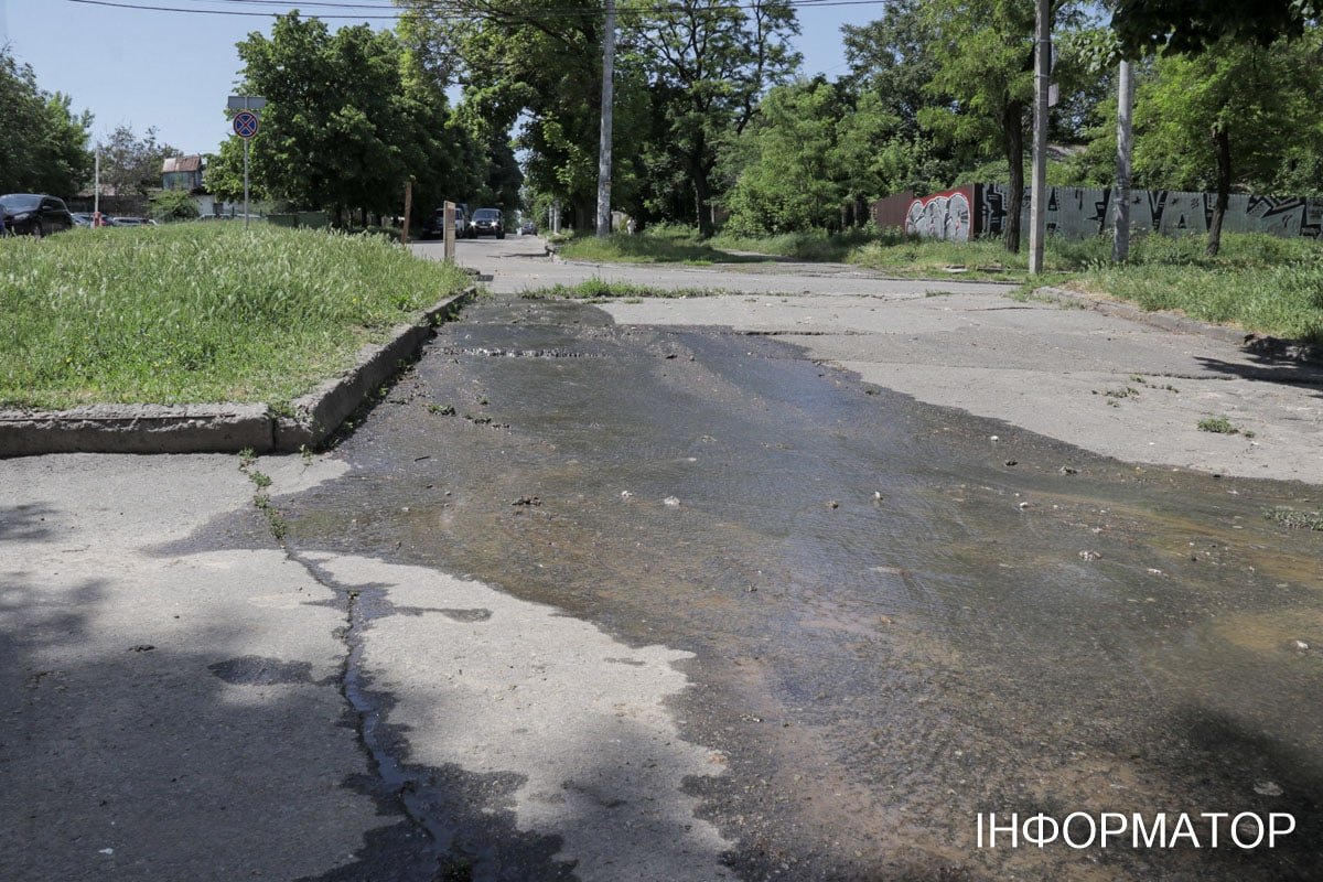 В Днепре на Святослава Хороброго из-под люка бьет ручей 7