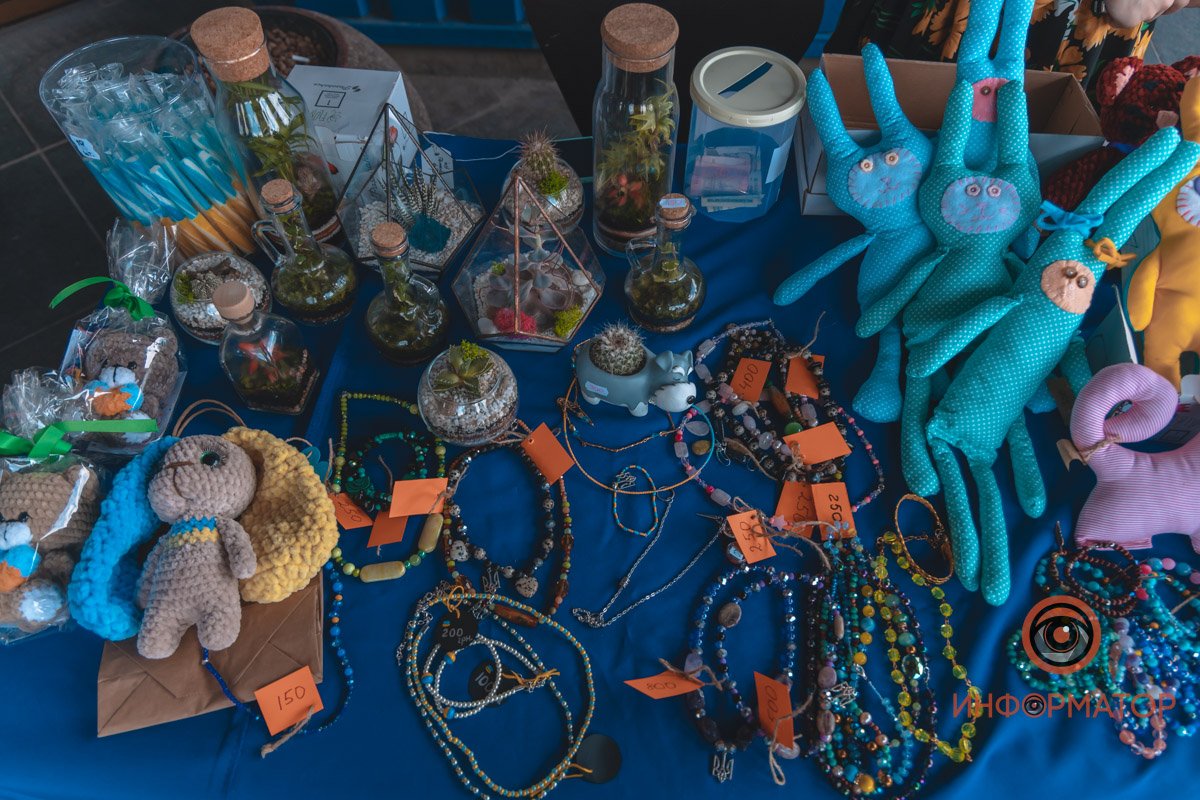 На ярмарке продавали товары ручной работы