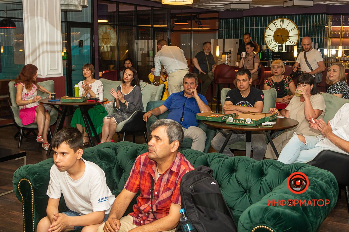 Собралось несколько десятков жителей Днепра