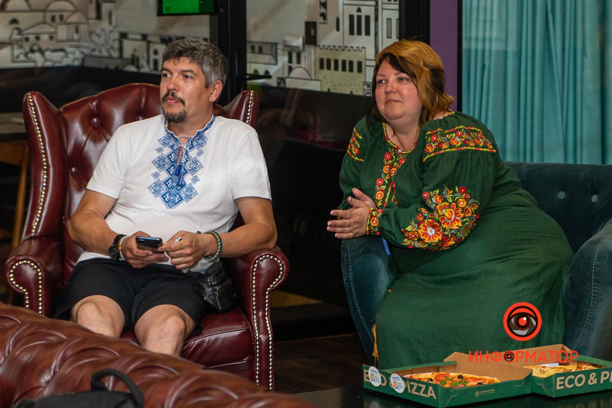 Многие пришли в вышиванках 