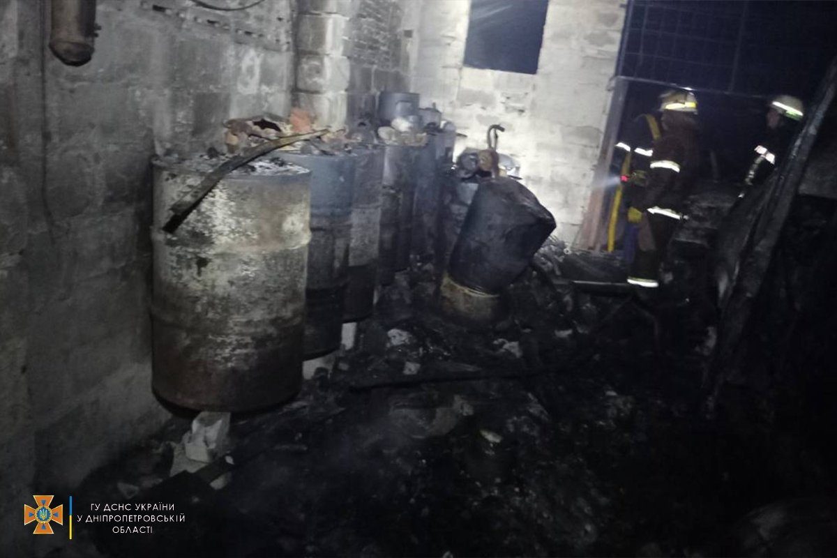 В Днепропетровской области загорелись гаражи с машинами внутри: пламя перешло на жилой дом 1