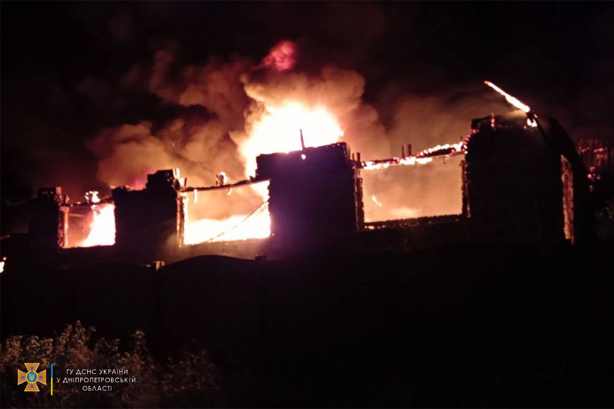 В Днепропетровской области загорелись гаражи с машинами внутри: пламя перешло на жилой дом 2