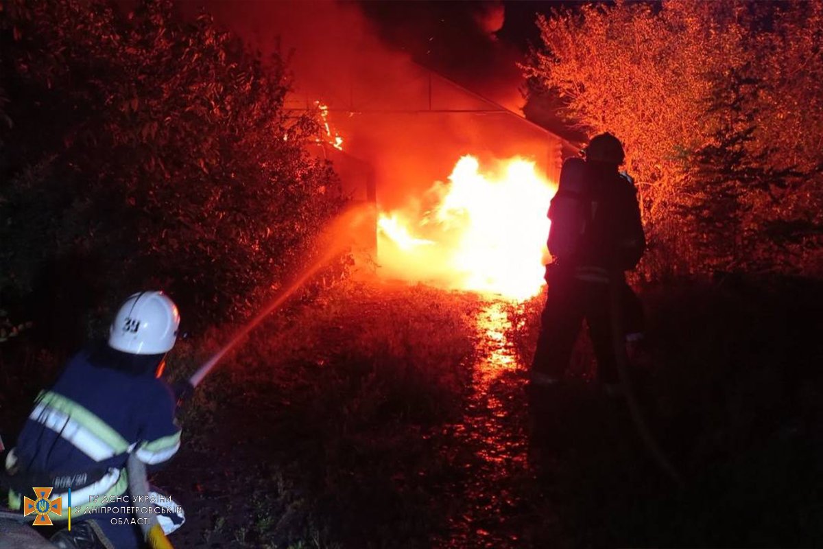 В Днепропетровской области загорелись гаражи с машинами внутри: пламя перешло на жилой дом 3