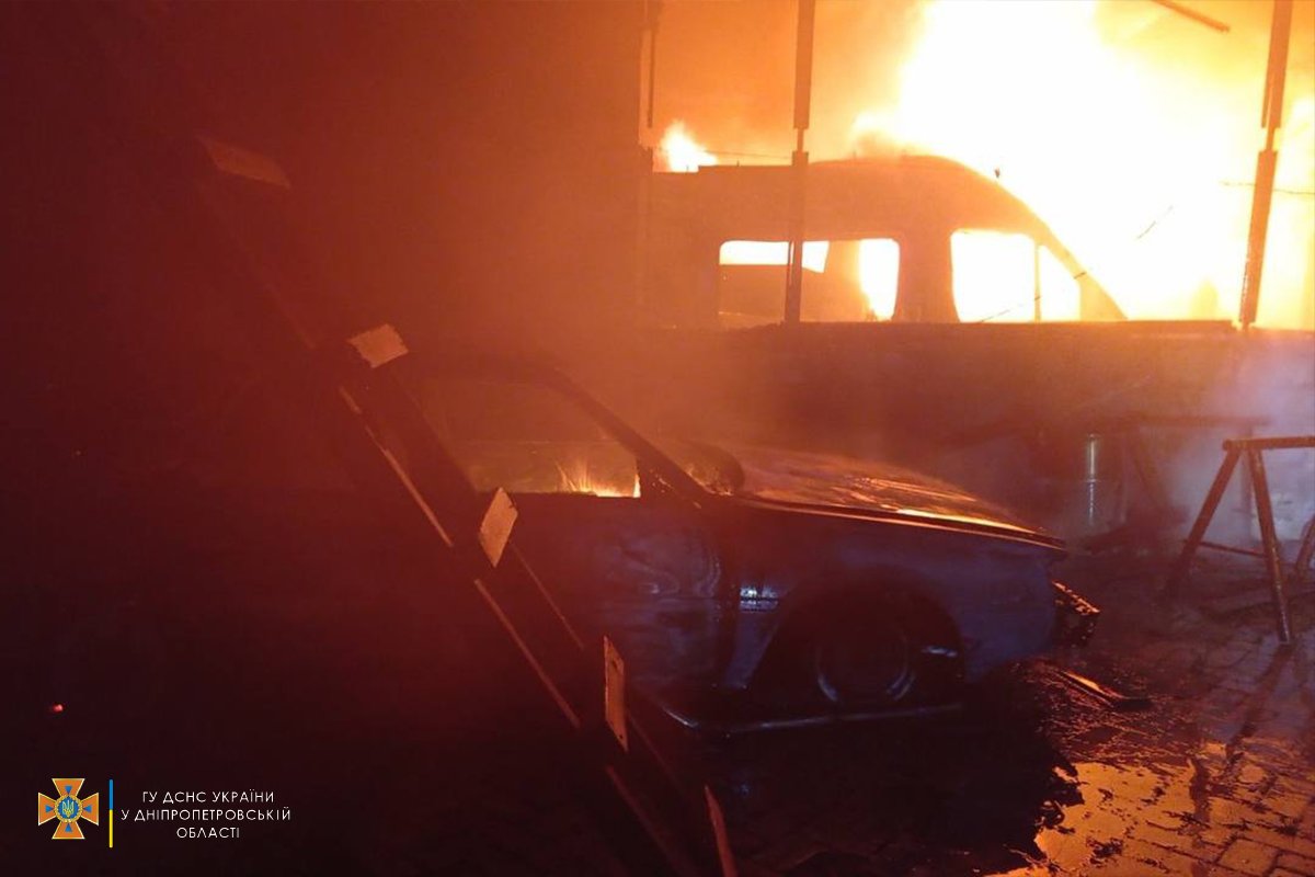 В Днепропетровской области загорелись гаражи с машинами внутри: пламя перешло на жилой дом 4