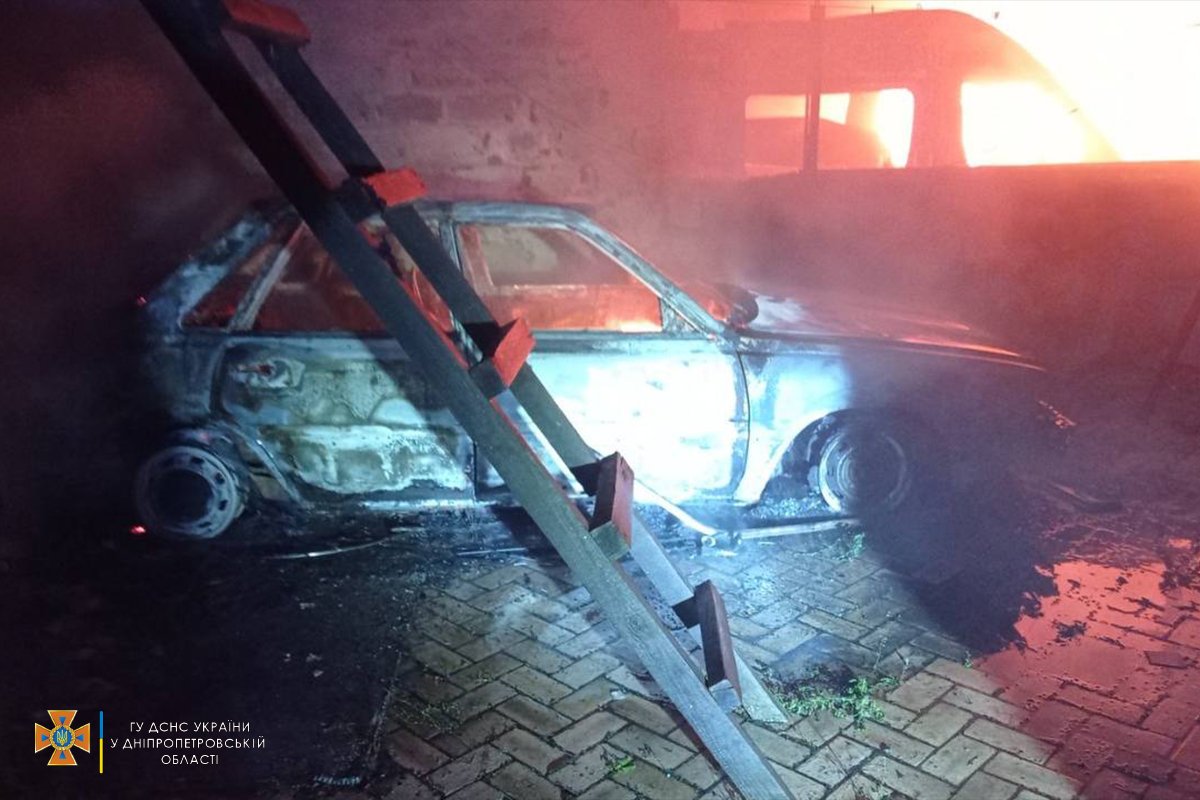 В Днепропетровской области загорелись гаражи с машинами внутри: пламя перешло на жилой дом 5