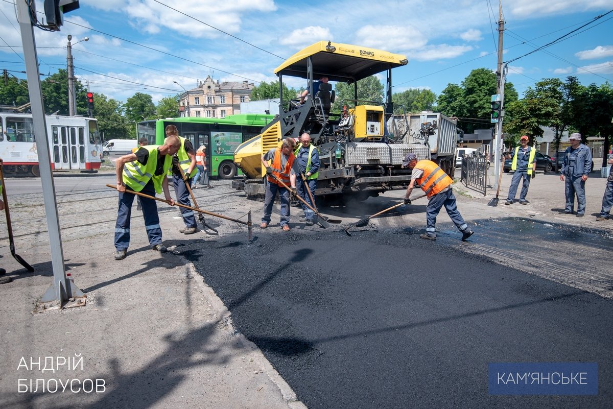 Также продолжаем текущий ремонт автодорог города