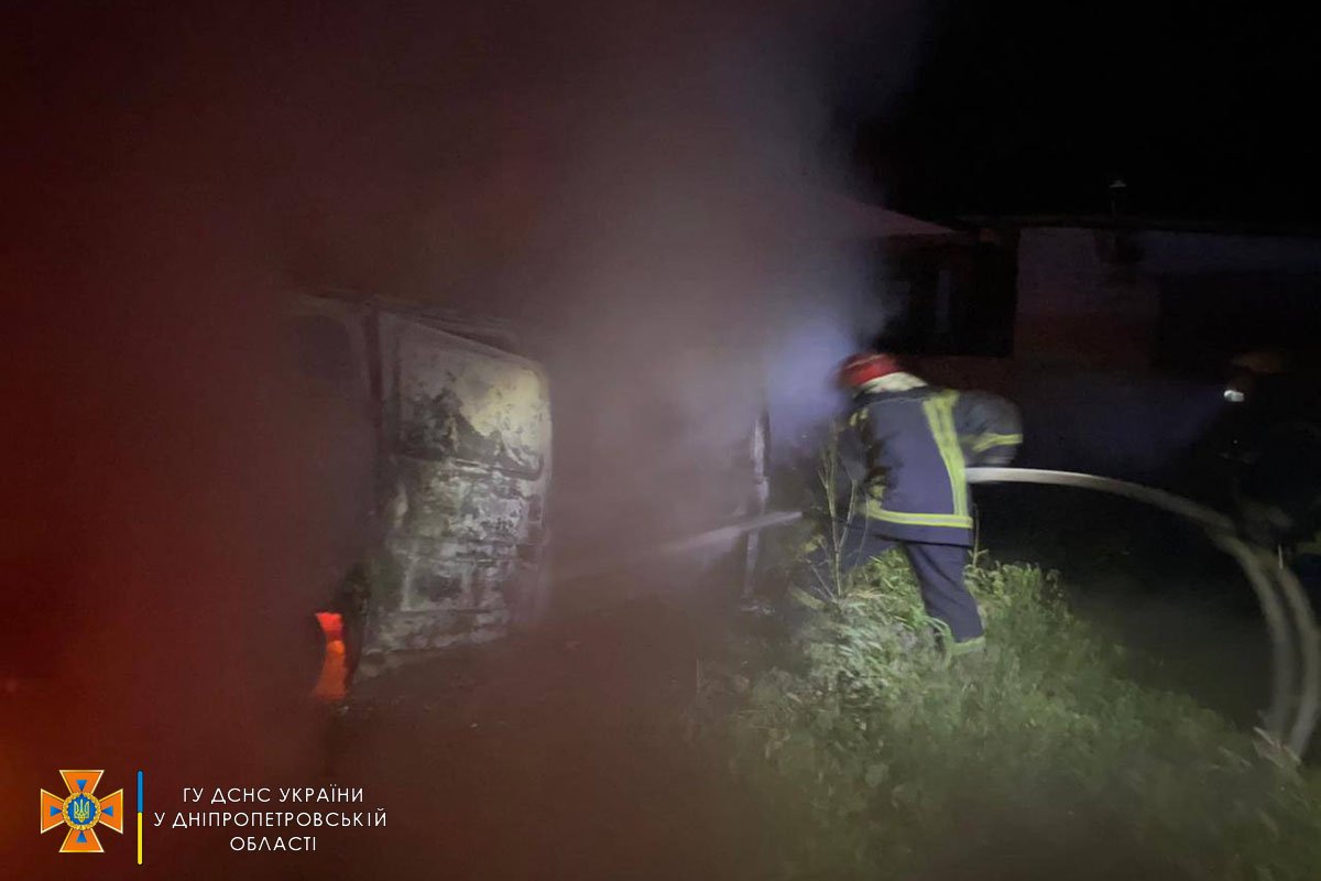 В Каменском сгорел Ford, припаркованный на улице 1