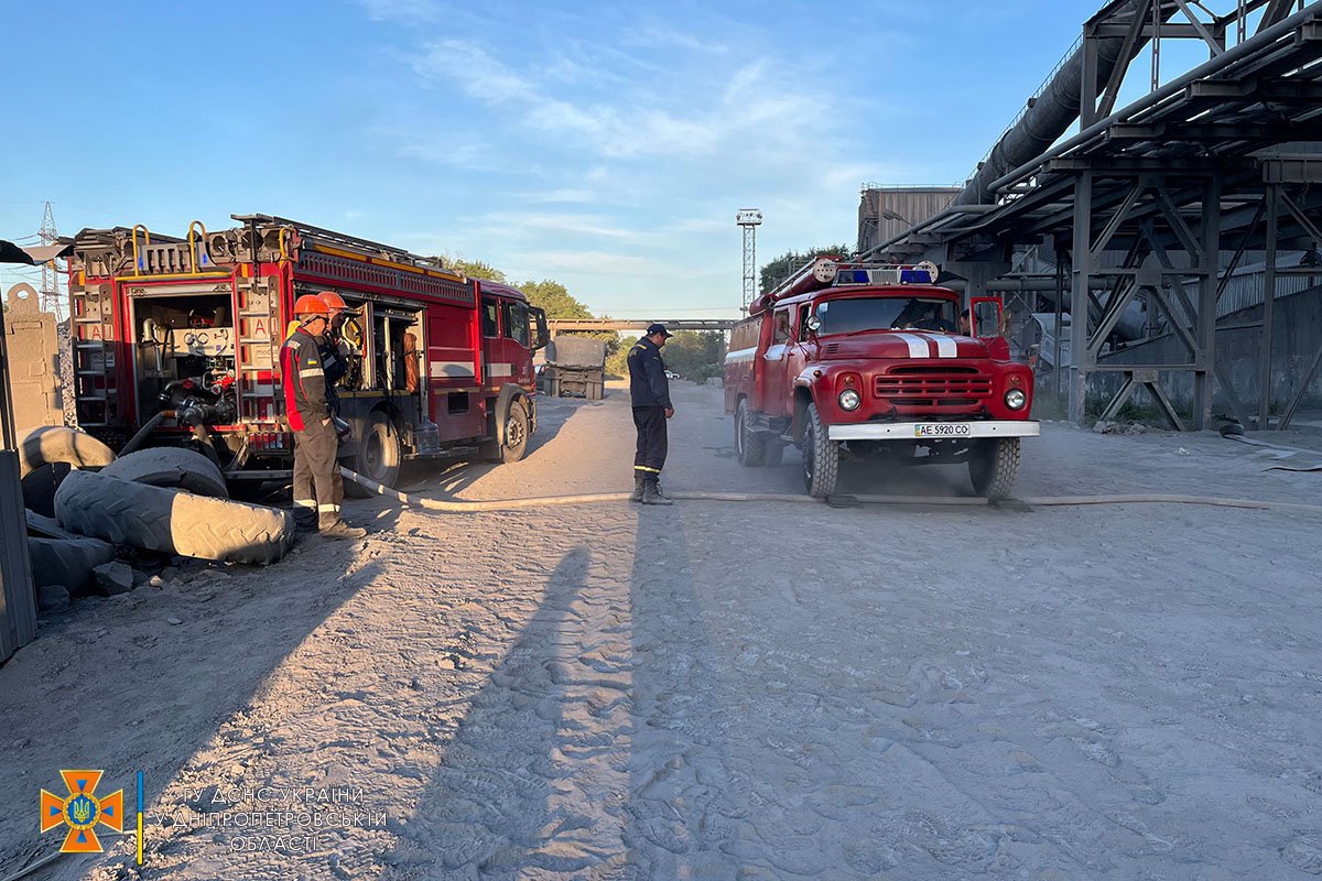 В Каменском на предприятии загорелась лента конвейера 1