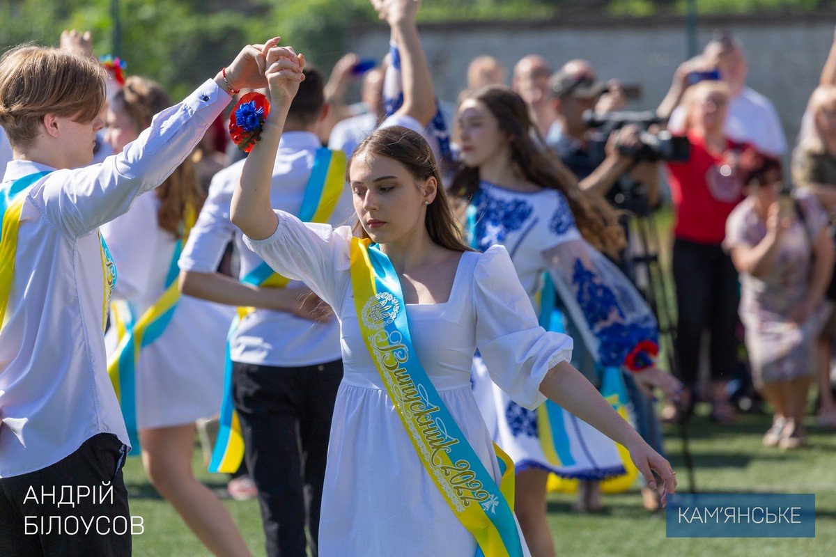 Мэр Каменского Андрей Белоусов посетил Последний звонок в лицее №1 и поздравил всех выпускников города 3
