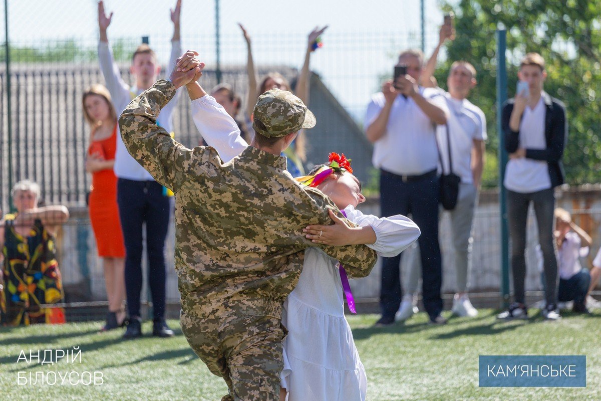Мэр Каменского Андрей Белоусов посетил Последний звонок в лицее №1 и поздравил всех выпускников города 4