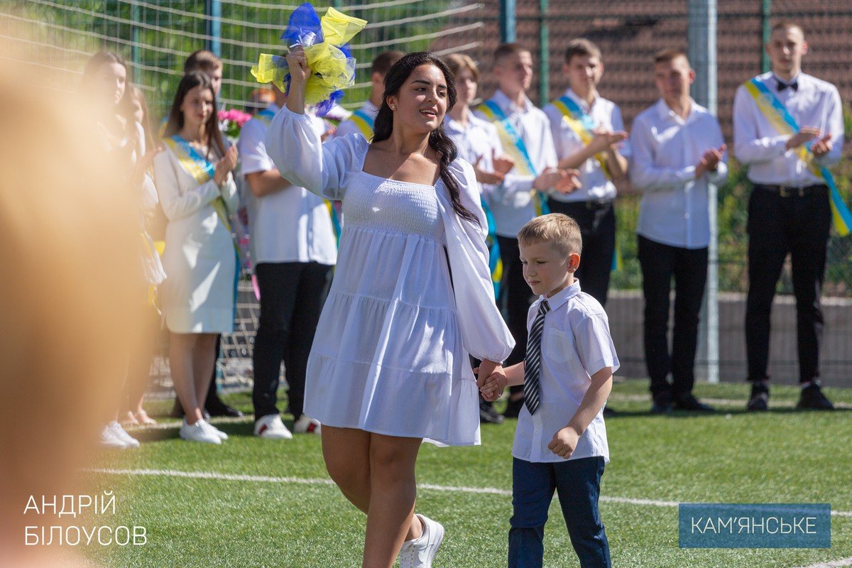 Мэр Каменского Андрей Белоусов посетил Последний звонок в лицее №1 и поздравил всех выпускников города 6