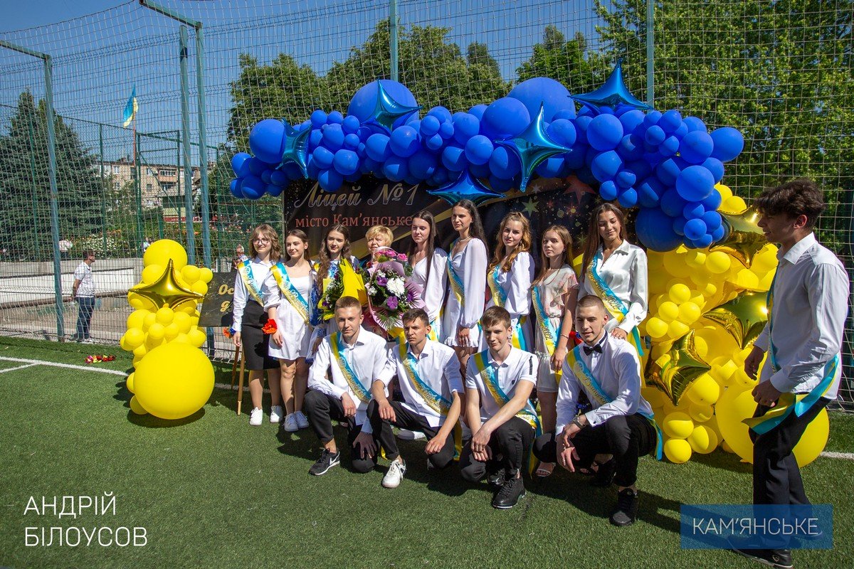 Мэр Каменского Андрей Белоусов посетил Последний звонок в лицее №1 и поздравил всех выпускников города 8