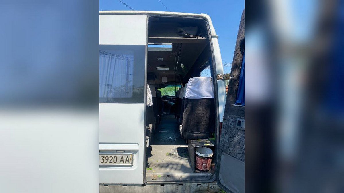 В результате машина оказалась на трамвайных рельсах