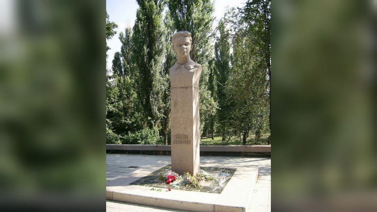 Памятник Володе Дубинину Памятник Володе Дубинину