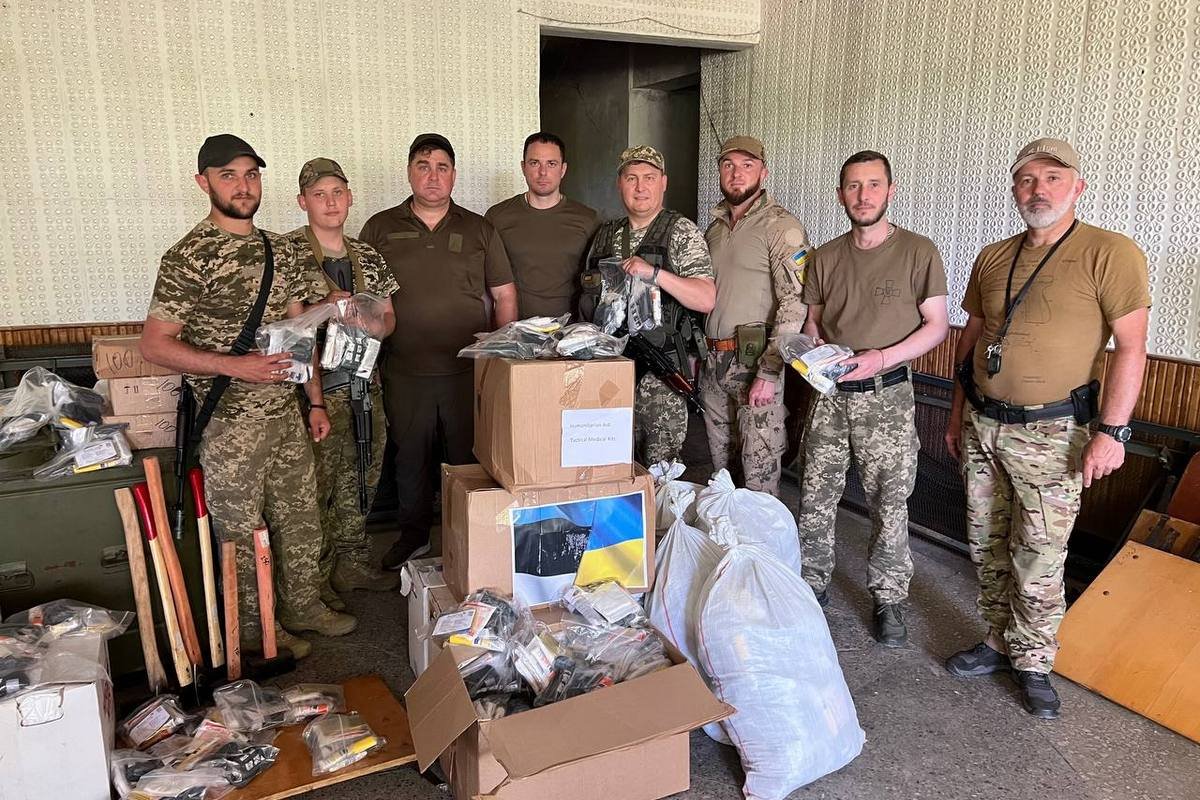 Бойцам передали тактические аптечки, строительный инвентарь и продукты питания Бойцам передали тактические аптечки, строительный инвентарь и продукты питания